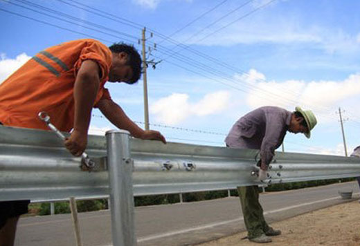 高速公路波形護(hù)欄